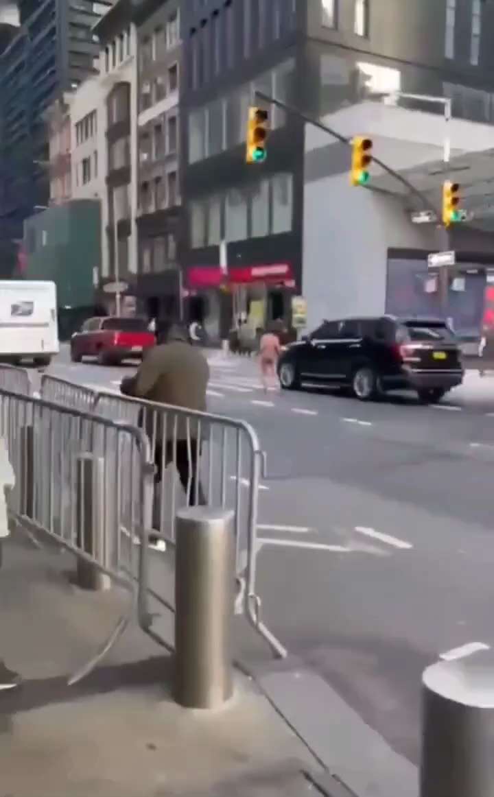 WiseEnough on GETTR : Watch until the end. An #NYPD cruiser just drives by as if nothing is happening. This is what defunding the police looks like. Escape...