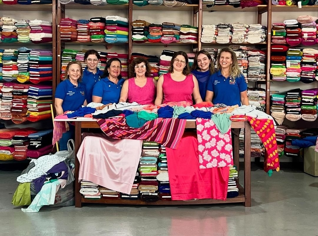 Neste mês de outubro, em apoio ao Outubro Rosa, as instituições Casa da Amizade de Itápolis, Amigas ...