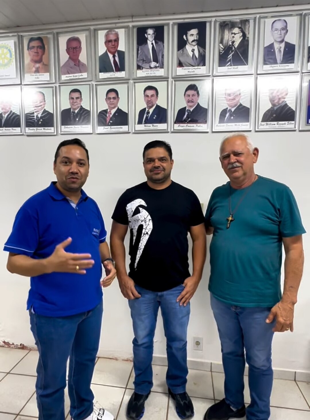 Texto do Rotary Club de Jales:

Recebemos na sede do Rotary Club de Jales o Fernando, representando ...