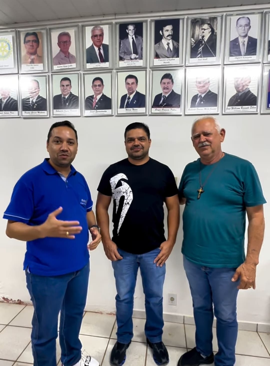 Texto do Rotary Club de Jales:

Recebemos na sede do Rotary Club de Jales o Fernando, representando ...