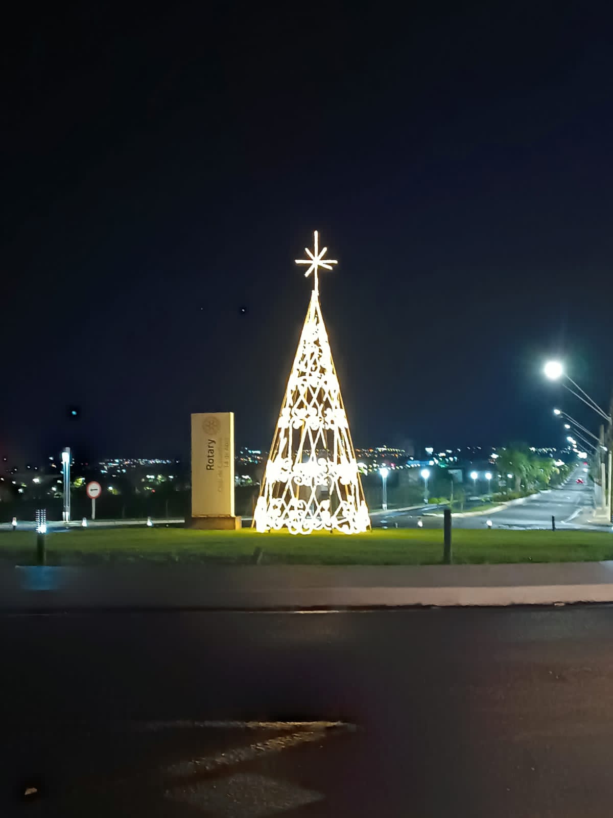 Praça do Marco Rotário do Rotary Club de Catanduva - 14 de Abril recebe iluminação de Natal.

Foto e...