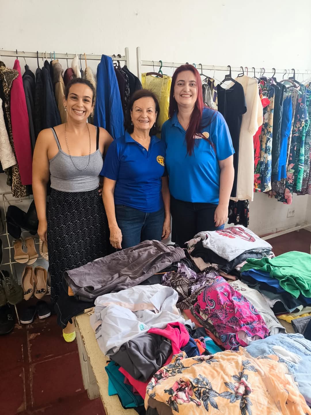 Nesta manhã de sábado, nossas esposas realizam um bazar da pechincha, para arrecadar fundos a serem ...