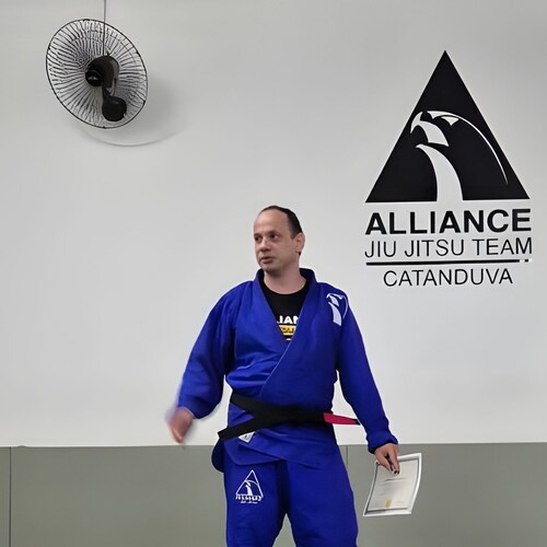 🙏🏼DEUS e FAMÍLIA🙌🏼
🥋BJJ & MMA🤼‍♂️
💂🏻‍♂️Vigilante (Segurança)💀
🥊Esportes🏃🏋️‍♂️
🇧🇷Brasil Brasileiro💛🇨🇭Suíça🇩🇪🇮🇹
🔫Armamentista🪖👉🏼Direita❤️