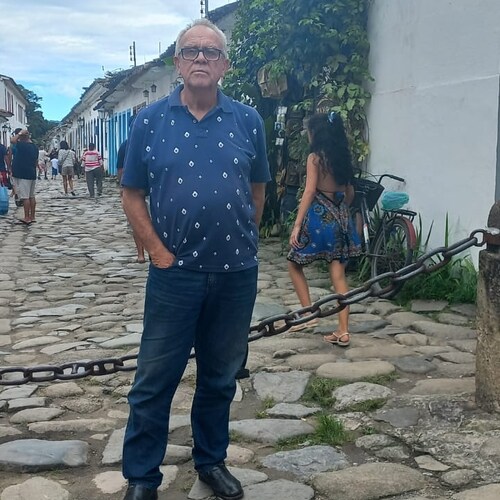 Pastor, carioca, formação universitária, Professor aposentado, patriota, avesso ao comunismo.