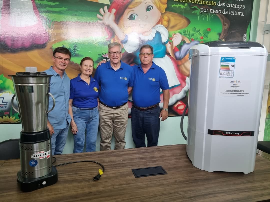 Nesta segunda-feira, última de janeiro, o Rotary Club de Lins fez a entrega de uma lavadora e de um ...