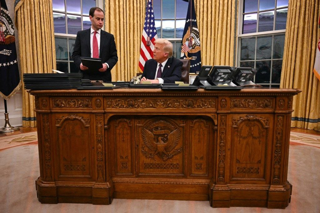 Listening Devices Discovered in Oval Office: President’s Desk Removed for Scanning
Washington, D.C. ...