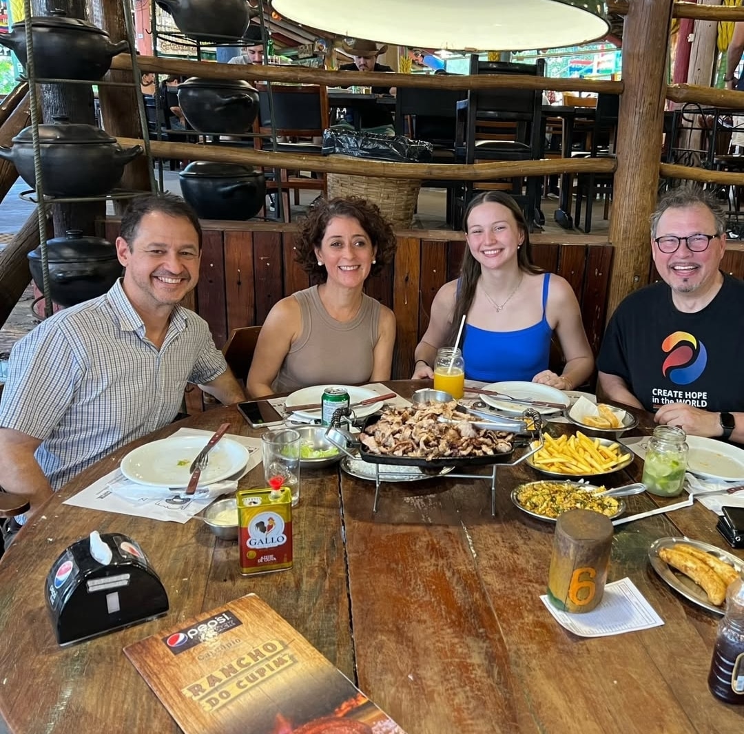 Texto do YEP4480:

Quando dissemos que o intercâmbio cria laços eternos, temos como exemplo a nossa ...