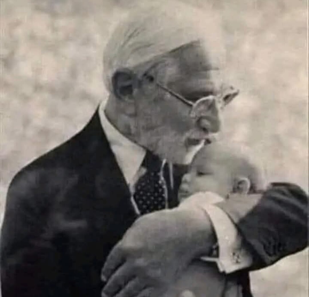 Texto do Rotary Club de Lins - Sul:

O médico que decidiu não patentear a vacina para que todas as c...