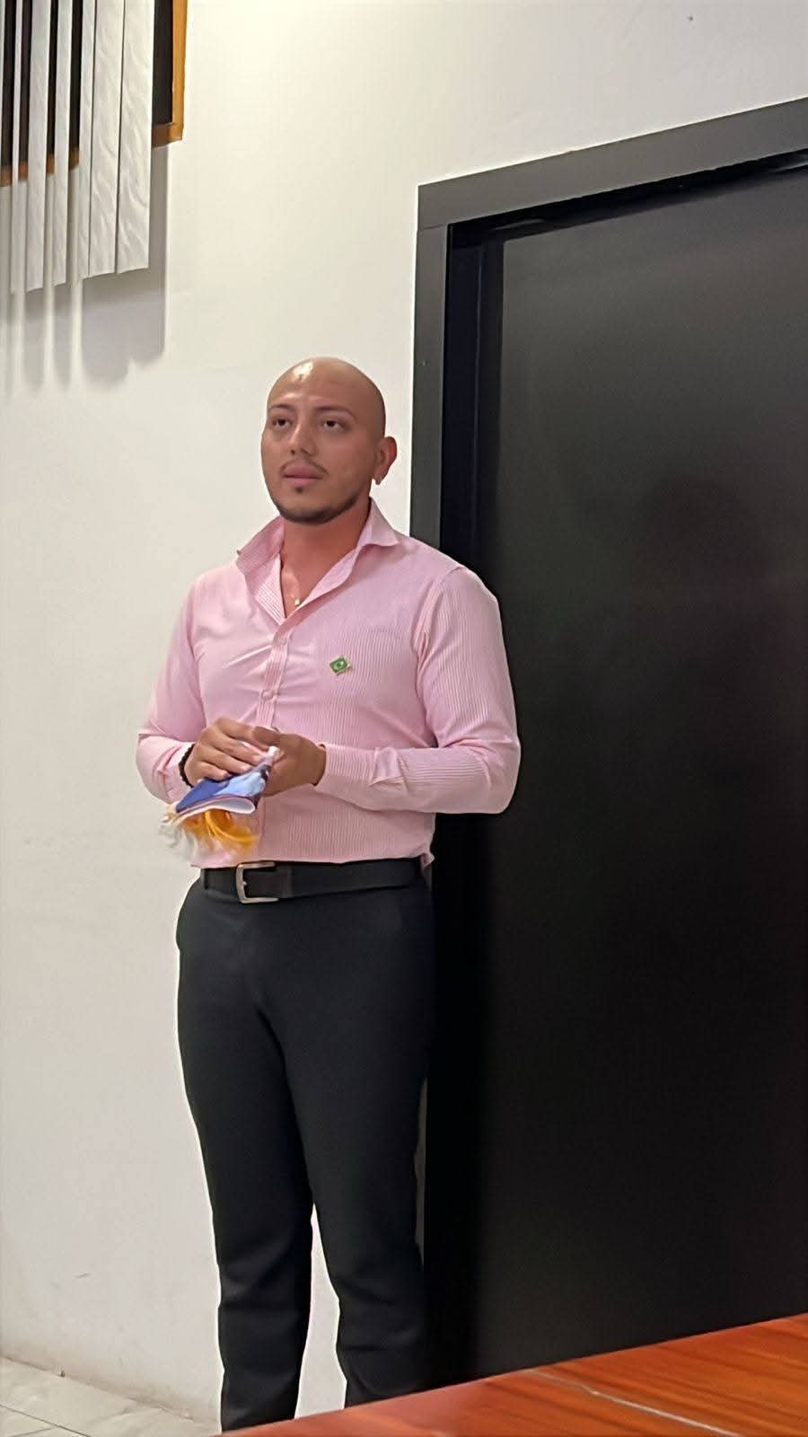 Texto do Gov. Israel Alfonso:

Byron Valência Alfonso, rotaractiano do Equador, veio ao Brasil, atra...