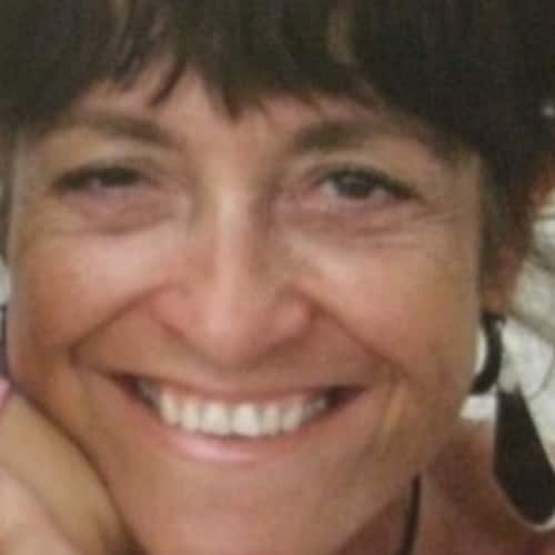 Je suis créatrice en désign mode accessoire , tout mes créations son faite a partir de matériaux récupérée
https://m.you...