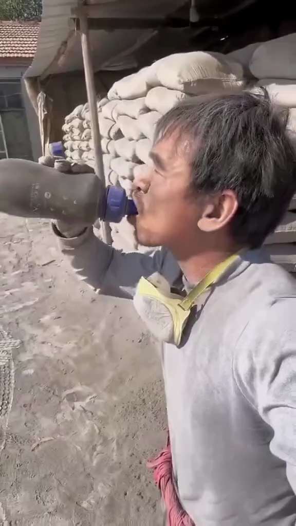 The extent to which poverty can humble a person:
Any problem that can be solved with money, one has no choice but to trade for it with health, time, or dignity, which are more precious than money.

A realistic depiction of contemporary China.

穷可以让人卑微到什么程度？
凡是能用钱解决的问题，不得不用比钱更宝贵的健康、时间、尊严去换取。

