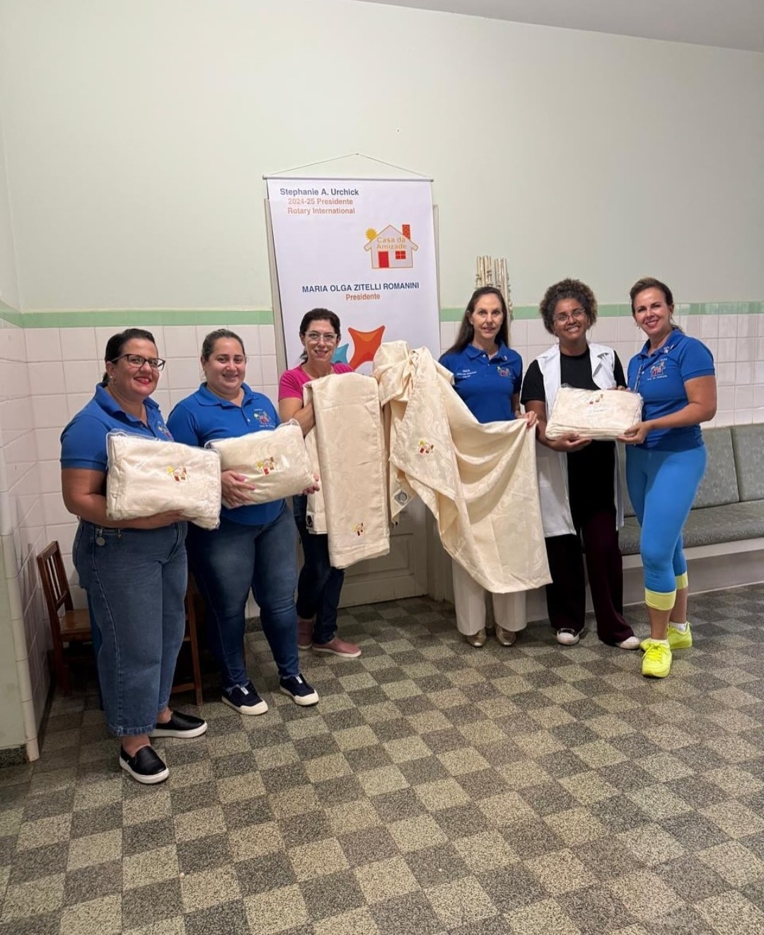 A Casa da Amizade de Itápolis realizou no dia 28.04.25, a doação de 35 cortinas para janelas e 4 cor...