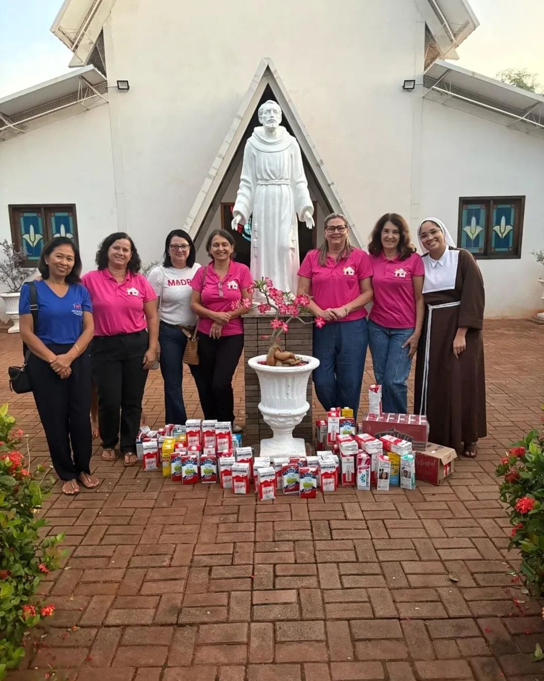 Na tarde do dia 29 de abril, foi realizada a entrega de 124 litros de leites para o Lar Madre Paulin...