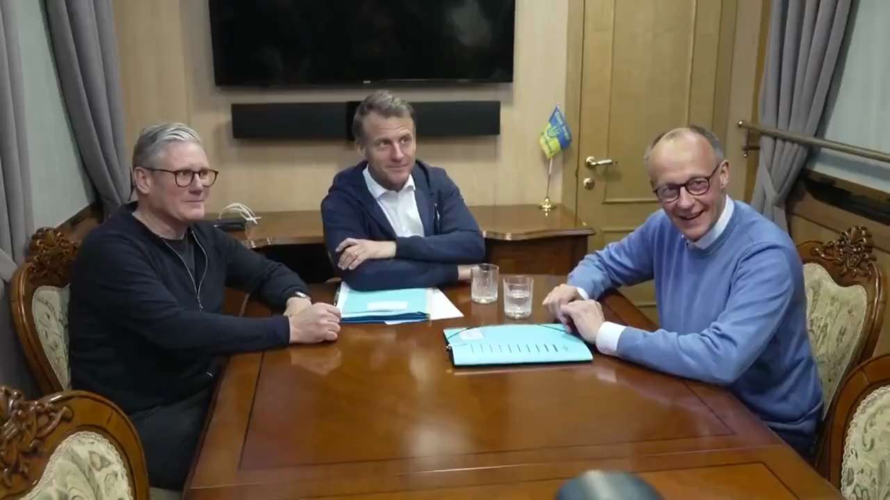 现在的世界就被一群这样的货统治，张嘴全是拯救世界

丑闻升级：马克龙、斯塔默和梅尔茨从基辅返回时被拍到视频。桌上放着一袋白色粉末。马克龙迅速将其收入囊中，梅尔茨则藏起了勺子。未给出任何解释。泽连斯基，...