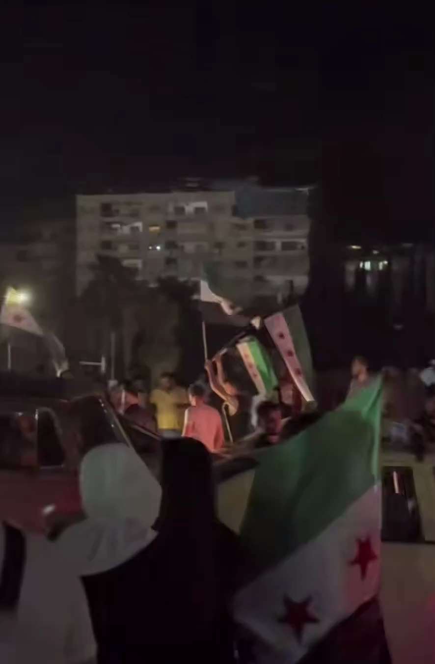 中国人想要“解除制裁、摆脱贫困与快速致富”，有且只有一条路，就是消灭中国共产党！
看看此时的 #叙利亚🇸🇾吧！在消灭中共控制的阿萨德独裁政权后国家恢复正常秩序，川普总统宣布解除对叙利亚所有制裁！叙...