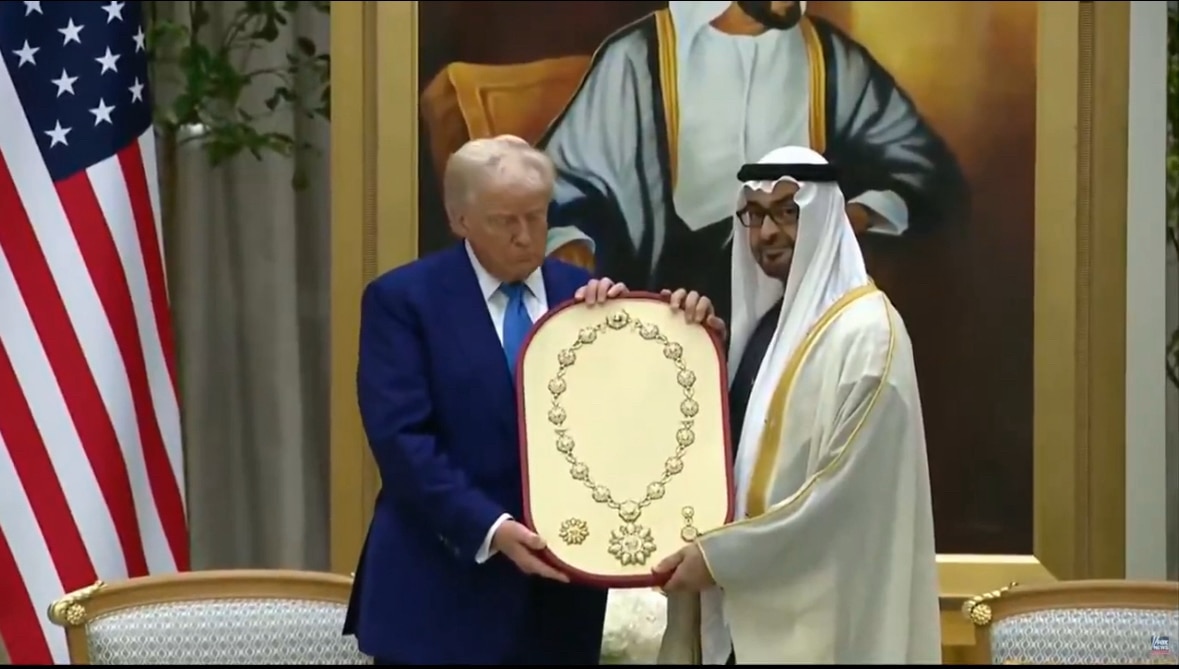 阿联酋授予川普总统勋章，哇，居然是七芒星！

#七芒星勋章 #阿联酋 #三票先生