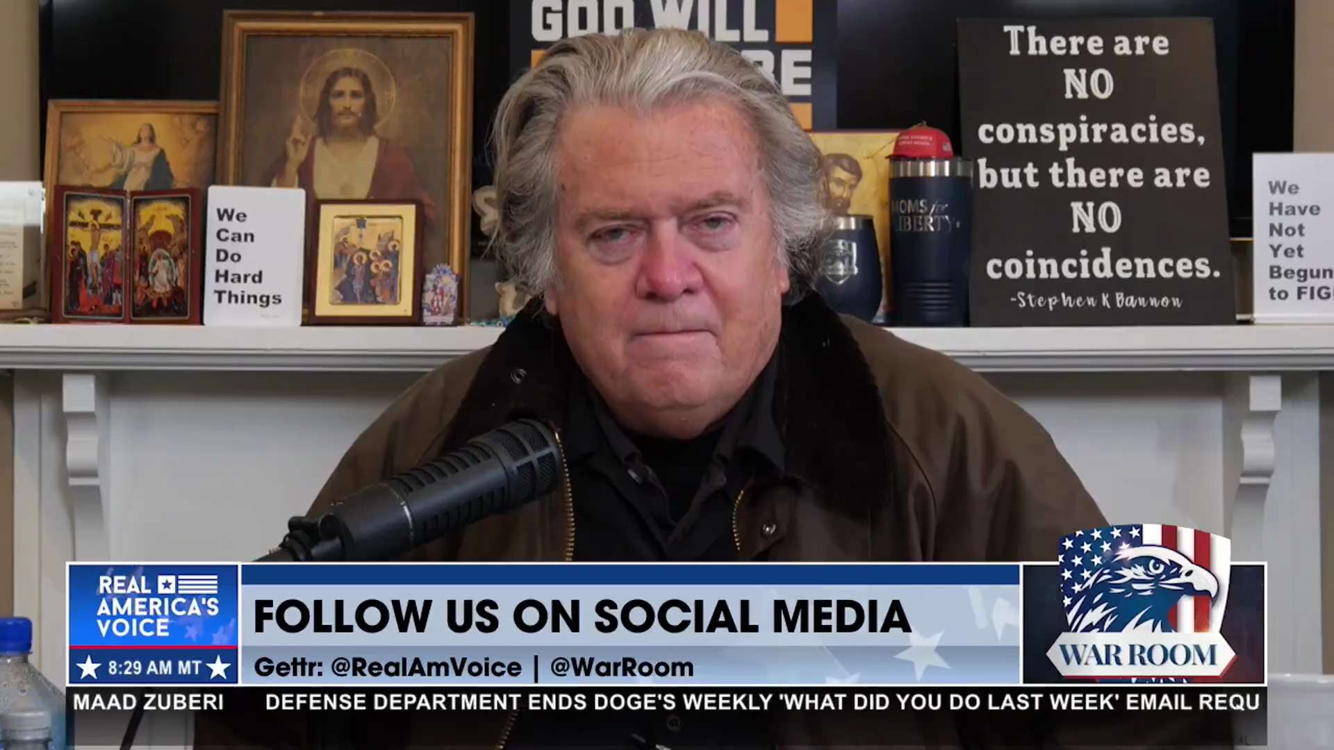 史蒂夫·班农认为：

中共（CCP）利用中国学生，安排他们到美国各地，抢占美国学生的机会（如学术或工作岗位），并要求他们每月向中共汇报。