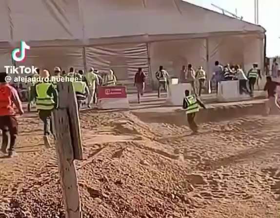 @DJT47 on GETTR : ICE Shows Up & Everyone Scatters! WOW 😳
