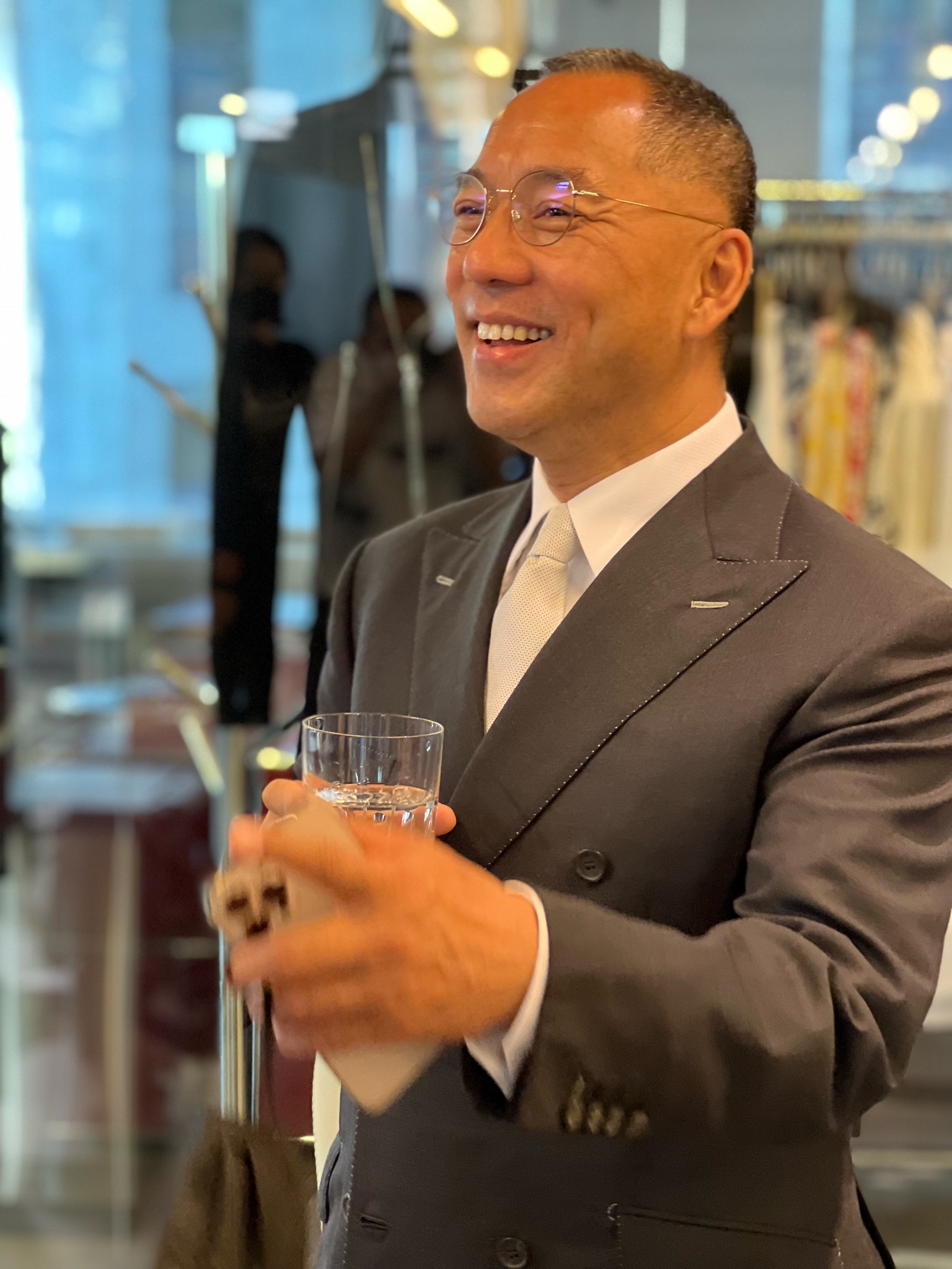 七哥刚刚打来一个简短电话：“炸了，炸了！就该这样，果断炸完就走，不派地面部队，坚决不消耗！伊朗政权经过这一刻已经结束，人民得解放！美国这下让中共老杂毛看看，美国会做什么！很快就是北京，西山！今天是灭共...