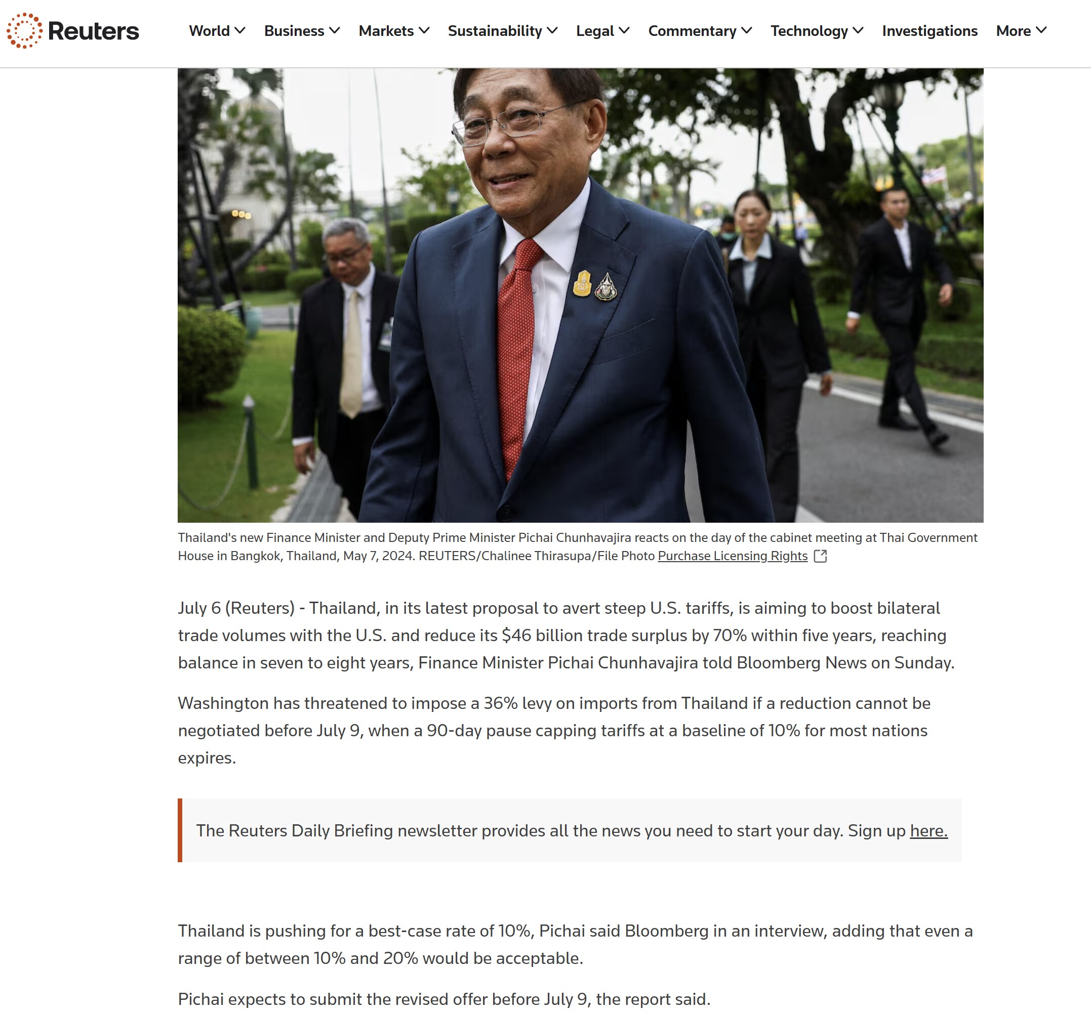 【美国之声--泰国让步，愿与美国达成贸易协议】2025年7月6日《路透社》：

泰国财长披猜·春哈瓦集拉表示，泰国最新提议，在5年内将对美$460亿的贸易顺差削减70%，并在7-8年内实现贸易平衡，以...