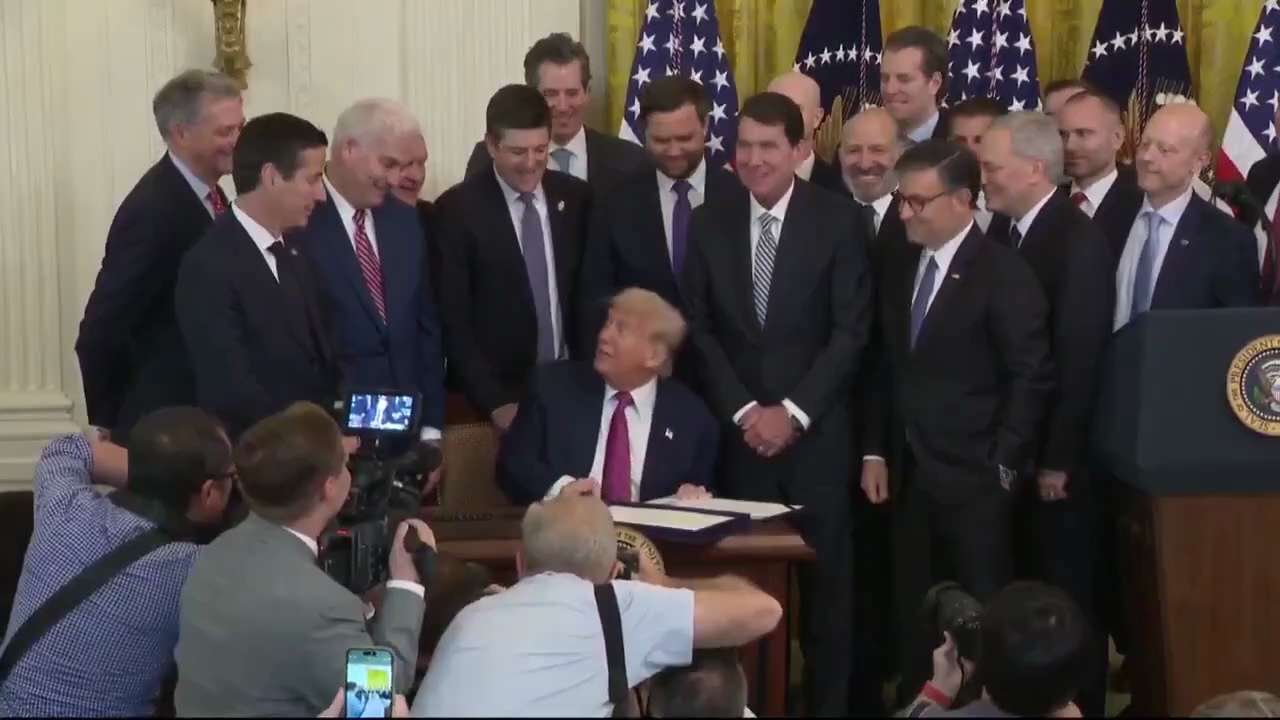 【美国之声—签署《天才法案》成为法律】2025年7月18日川普总统签署《天才法案》成为法律，确保美国在区块链及加密货币行业处于主导地位。 

#天才法案 #法律 #美国之声 #美国上海农场
