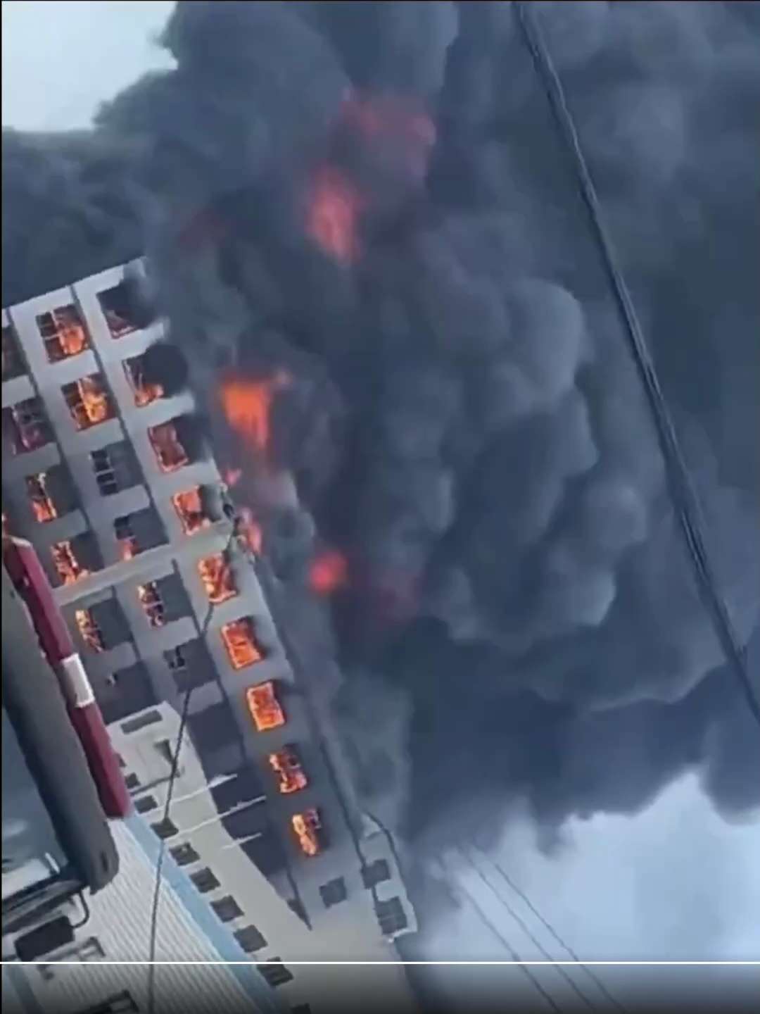 中共国企业倒闭普遍欠薪裁员，17日江苏丹阳一工厂因劳资纠纷被工人烧毁。江苏属于富裕地区都如此，中西部贫穷地区可想而知。随着习近平瞎折腾淘汰落后产能，这样的情况会越来越普遍。中华大地有如一个巨大的火药桶...