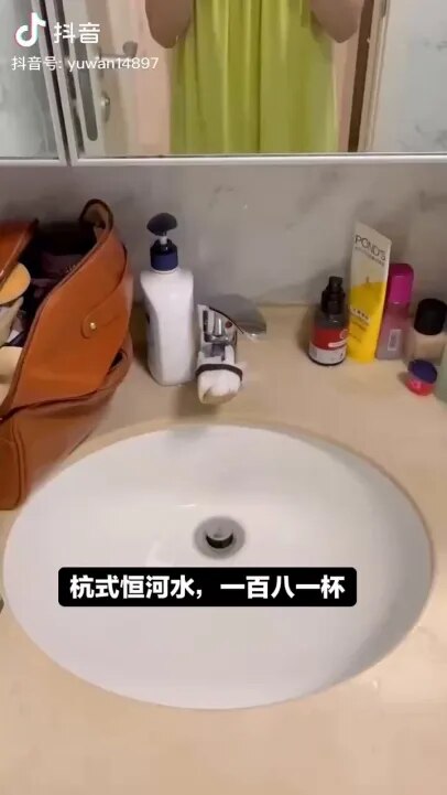 #杭州 网友反映，自来水目前闻起来不臭了，是漂白水的味道，但用纸巾测试，防水放了不过1个小时，纸巾就已经黄了。网友调侃：杭州恒河水，一百八一杯。
