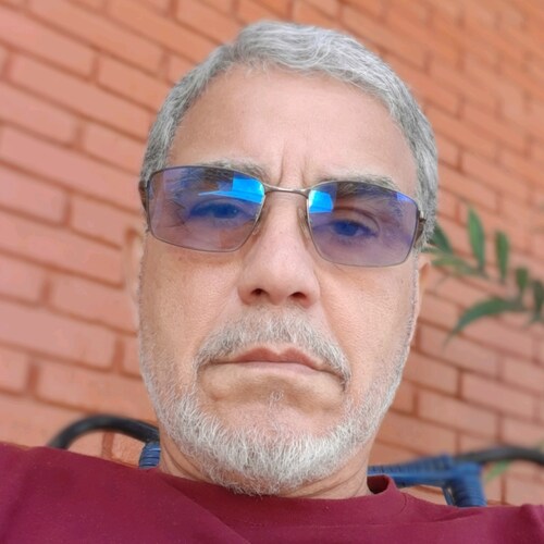 Casado, pós-graduado em Direito, conservador