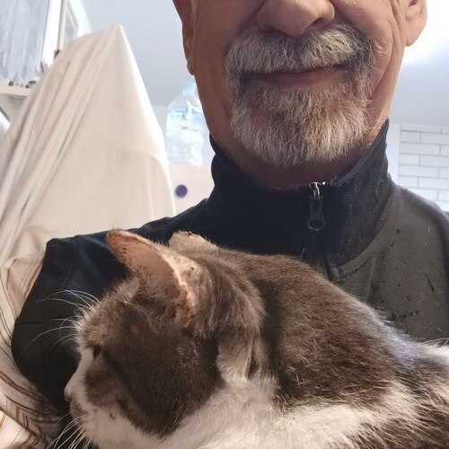 Retired academic, photographer, writer, editor, cyclist, happily married 27 years, father of two, cookist, and catservan...