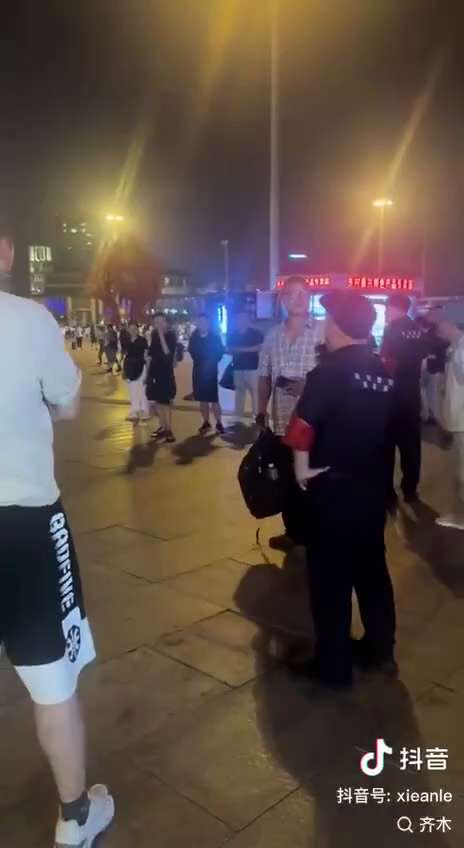 8月18号晚，北京西站广场，一名进京上访的市民被异地便衣民警拦截，手机和背包被强行夺走。被抢者当场高喊“抢我东西干什么”，随即报警。面对围观与质疑，几名异地警察灰溜溜地逃离现场。
便衣警察就是非法执法...