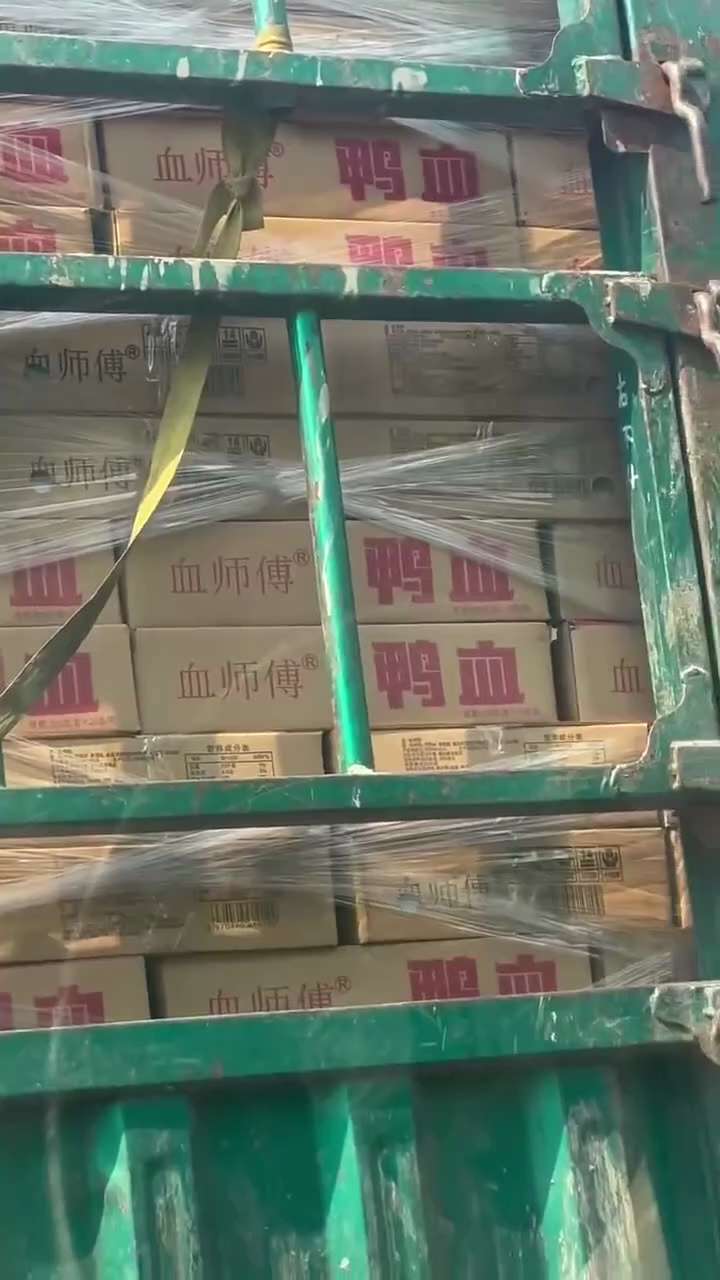 8月19日，江苏江阴市暨南大道，有网友拍到一辆货车在38.39℃的高温天气下，车上竟然运输着鸭血，却没有任何冷藏措施。网友质疑，这样运输的鸭血若被端上餐桌，送入口中的消费者岂不是面临变质风险？

这一...