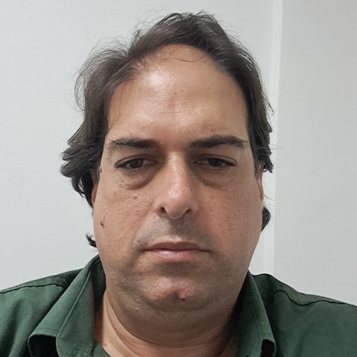 Conservador, casado, pai de filha, anti comunista, defensor das liberdades individuais, Estado mínimo

No DM please