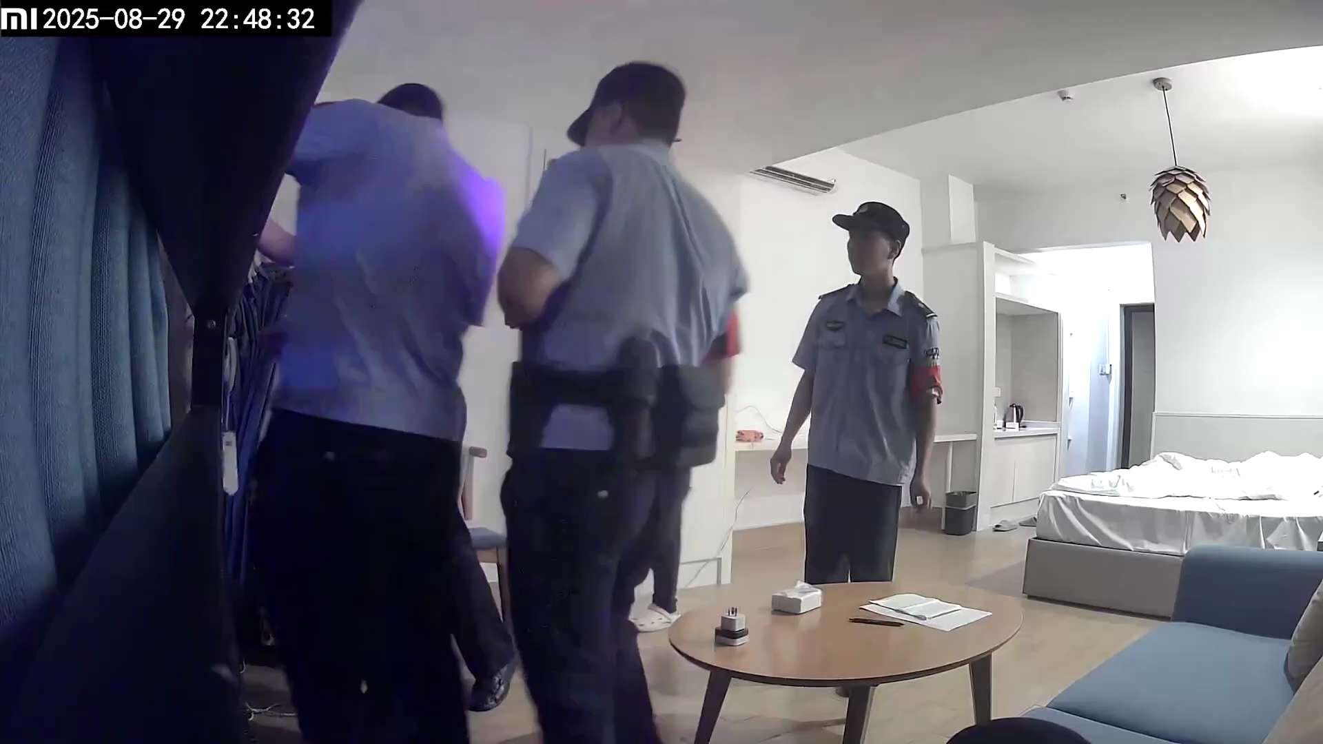 重庆大学城熙街巨幅反共标语后续
警方在勇士投屏50分钟后，终于找到了酒店房间并关闭了设备。
在桌上，有勇士离开前留给警察们的信。

勇士透露，自己用了一台600W四图的户外投影灯，3个监控，1个远程定...