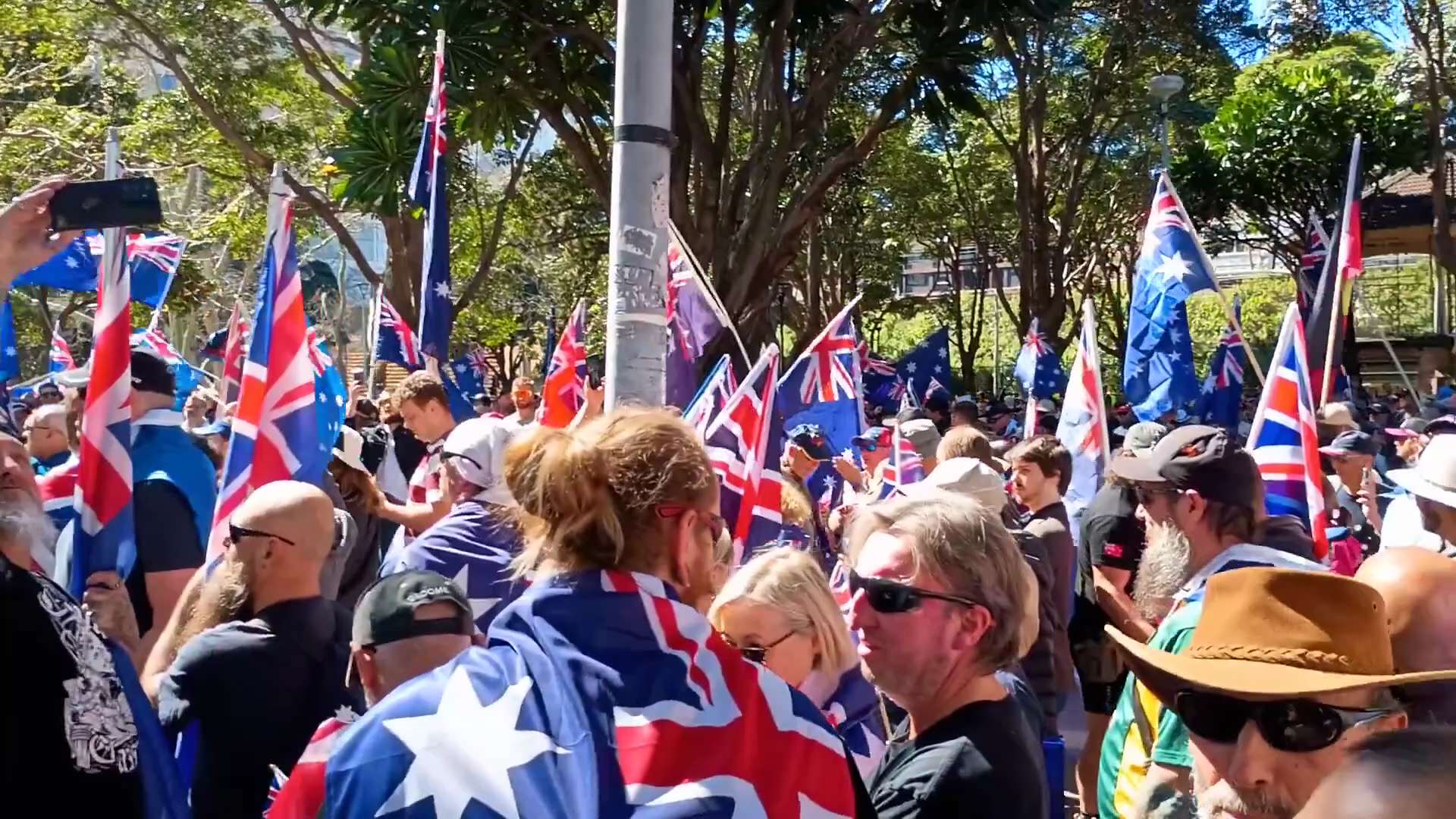 【美国之声--受美国驱逐非法移民的影响，本周末世界各地爆发反大规模移民的抗议活动】1. 澳大利亚： 澳大利亚几大城市的几十万人抗议大规模移民，要拿回自己的国家。

#反大规模移民的抗议活动 #澳大利亚...