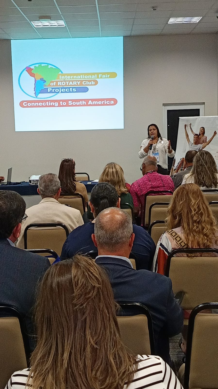 A Pres. do Rotary Club de Barretos - Rose Fontes, apresenta projeto do Banco de Leite Humano no Inst...