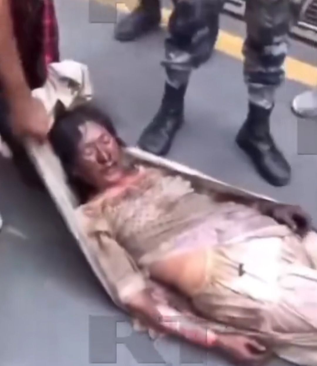 俄媒：尼泊尔抗议者烧死前总理妻子

尼泊尔突发暴乱，前总理妻子在家中被民众放火烧死，中使馆紧急提醒：近期暂缓来尼

尼泊尔突发暴乱，前总理妻子在家中被民众放火烧死，中使馆紧急提醒：近期暂缓来尼

当地...