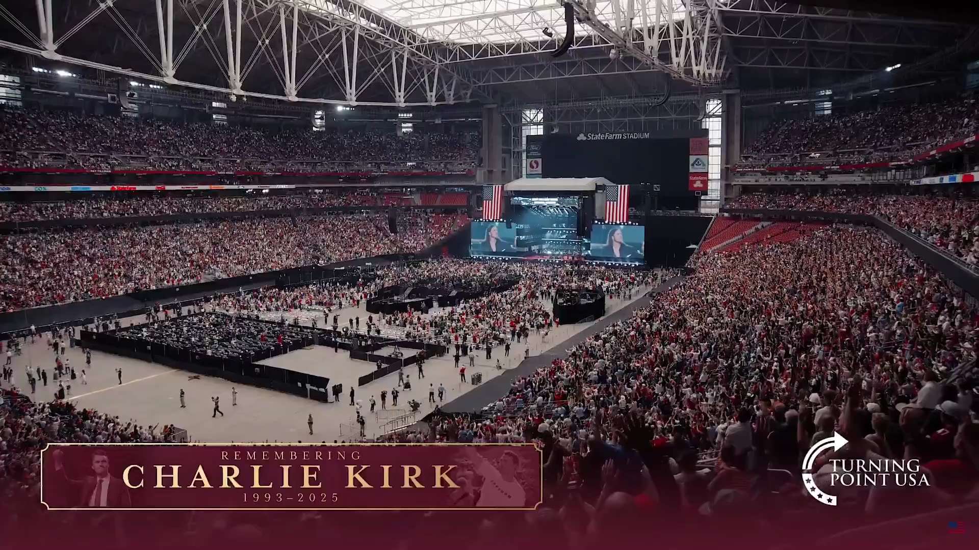 震撼。在查理·柯克的悼念中，座无虚席的体育场，万人同时高声歌唱。震撼至极，能量的聚集。
