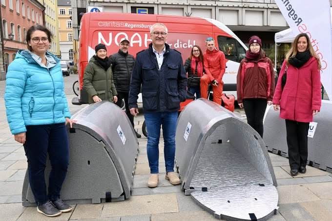 Eine Schande!

Stolz präsentieren sie Brotdosen zum Pennen für die Obdachlosen.
Da werden für Asylei...