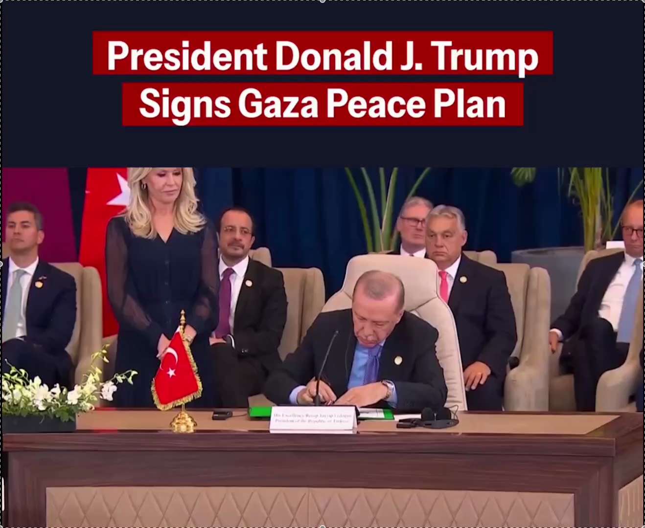 历史性的时刻：川普总统与卡塔尔、埃及和土耳其领导人共同签署了《加沙和平计划》，以促进中东和平。

从画面上看，后面坐了两排各国领导人，联合国秘书长被安排坐在后排，联合国干正事是个废物，打口炮干坏事是把...