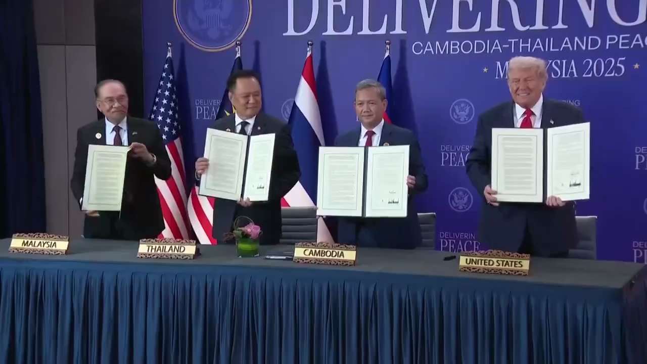 【美国之声--签署《柬泰和平条约》】2025年10月26日川普总统与与马来西亚、柬埔寨和泰国的总理一道——签署具有历史意义的《柬泰和平条约》。

#签署柬泰和平条约 #美国之声 #美国上海农场
