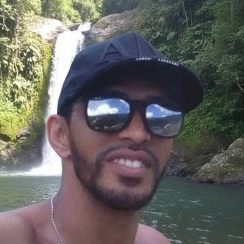 A serenidade de um rosto que não deve nada pra ninguém. Homens justos cumprem ordens justa. by. Edu