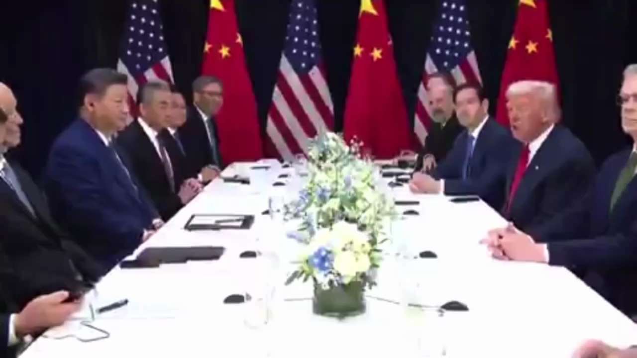 美共元首会晤结束，持续1小时40分钟！川普与习握手时说，习是很强硬的谈判者，那不好，但会达成协议！
‼️川普发言时，#习近平 完全不尊重美国总统，都不看着川普，低头整理衣服小动作不断。这是强烈外交信号...