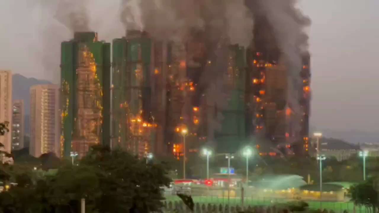 2025.11.26 #香港 大埔宏福苑发生五级火警 已致至少 13 人死亡 15 人受伤 #火灾

大火於晚上6時22分升為五級，至今仍未撲滅。

香港的社群平台流傳多段影片，拍攝到宏昌閣低層有棚架...