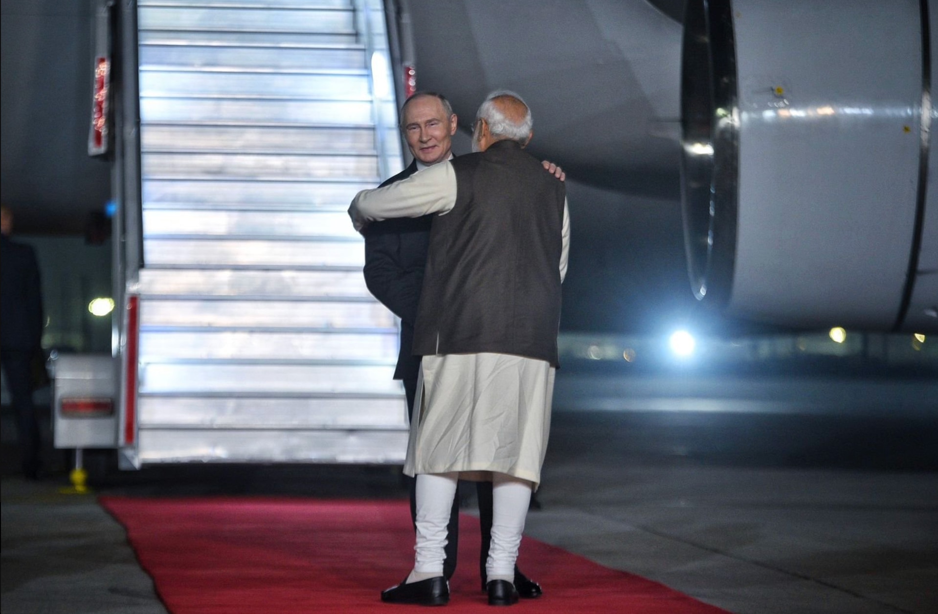 普京访问印度，莫迪罕见地到舷梯旁迎接普京并和普京拥抱。

印度是中美俄三头吃啊！哪边有利益就靠哪边。中俄联手就已经够美国喝一壶的了，如果印度也加入，除了能源合作，再把金砖币搞起来，那美国就更难受了。但...