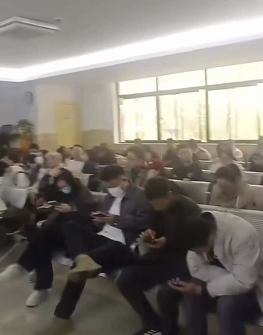 太恐怖了！中共国真的真的是人间炼狱！
😱😱😱😱😱😱😱😱😱😱😱😱😱😱
猜这么火爆的是什么 #医院❓❓❓
❌要说是肿瘤医院，都得癌症，我信！
❌要说是发热急诊，都甲流，我也信！...