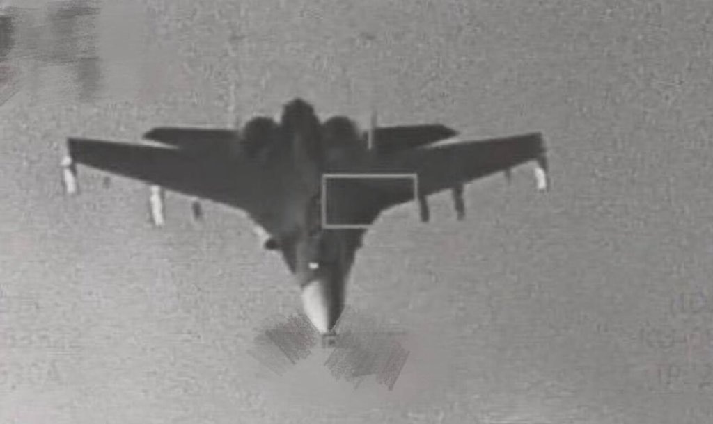 【美国之声--台湾空军的“静默击杀”能力】2025年12月29日《中央社》：

中华民国国防部下午披露空军F-16V（台湾独有的Block20批次）监控中共歼-16（图左），及海军田单军舰监控中共安阳...