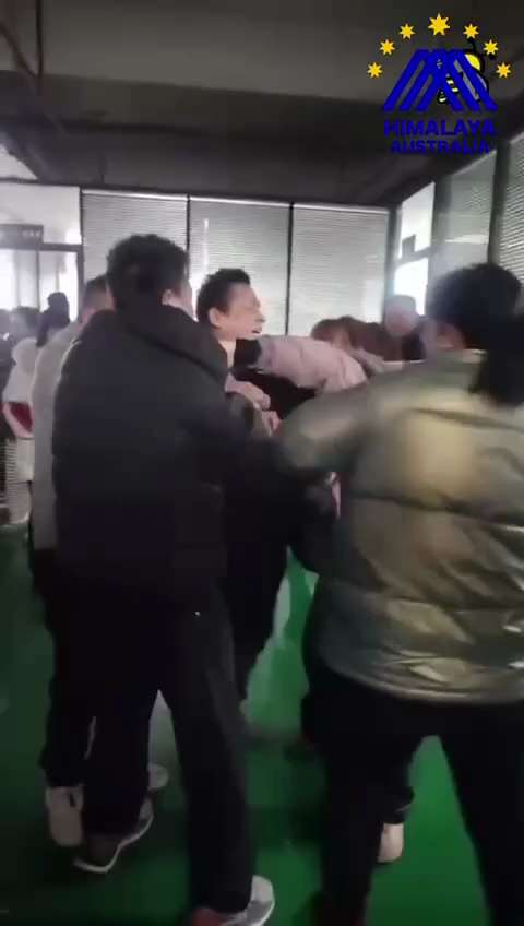 編號：3️⃣9️⃣4️⃣
【中共乱象】1月4日，安徽六安坚毅服饰拖欠工人数月工资未发。老板试图以一句“没钱了”打发工人，被工人抓住，要求马上支付拖欠的工资。
🔗himalayaustralia.co...