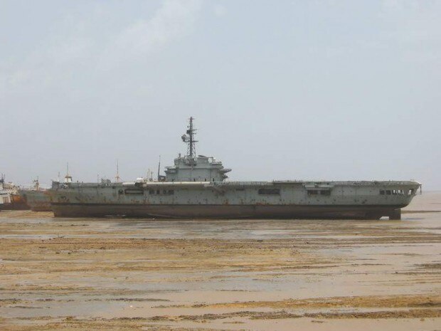 Primeiro porta avião do Brasil que foi vendido para desmanche por falta de manutenção.

O Navio-Aeró...