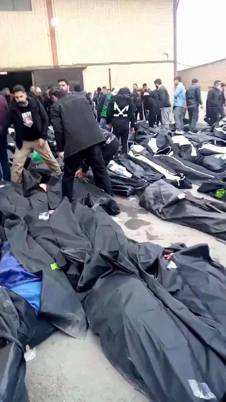 2026年1月23日，伊朗德黑兰南部的扎赫里克法医中心。一段长达十二分钟的视频显示法医中心内布满了被枪杀的反抗哈梅内伊民众的尸体。

1月23日，一名为伊朗政权效力的民兵之妻表示，她将焚烧丈夫的制服。...