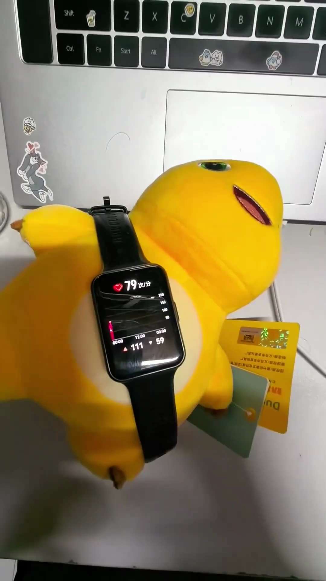 “奶龙复活了”
继华为智能手表“测橙子有心跳”“测香蕉有心跳”后1月21日，一位北京的网友用华为fit2智能手表测试奶龙玩偶，屏幕上同样出现了“心率”“血氧”等数据。

“测香蕉也有心跳”
继华为智能...